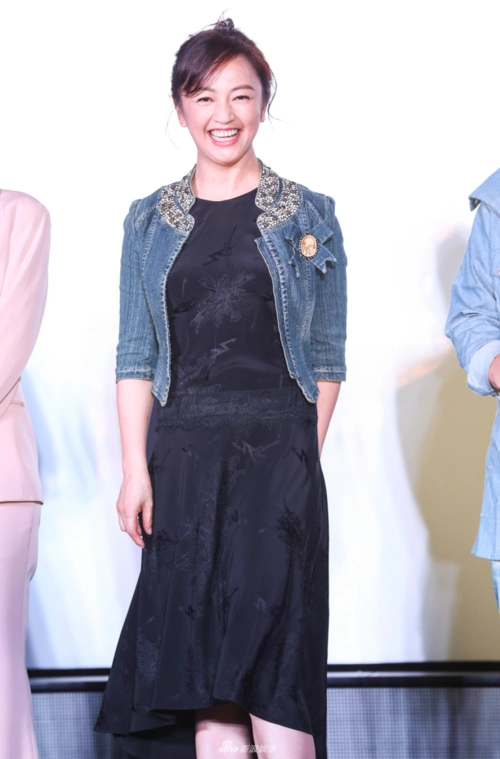 48岁的罗海琼太会穿了一件白色衬衫配牛仔裤简单又不乏时尚感