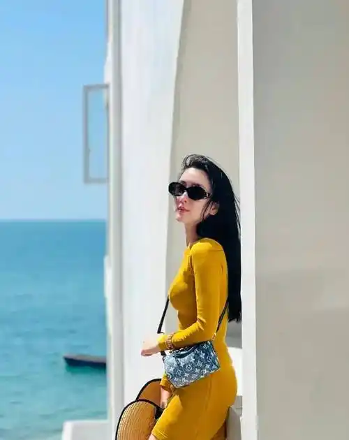 马苏穿背带裙大秀事业线,身材前凸后翘,窄腰翘臀背影真窈窕!