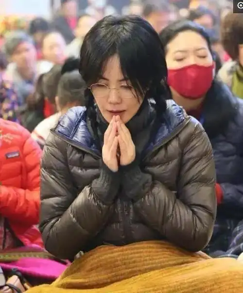 王菲献唱《我和我的祖国》刷屏!她背后的佛缘故事更是传奇