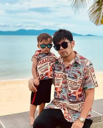 周杰伦晒女儿照,小周周波点吊带裙戴"镂空"帽,打扮得像小公主