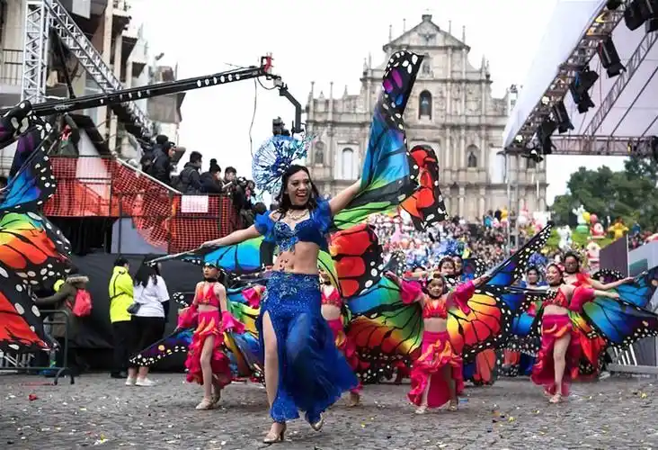 澳门国际幻彩大巡游喜迎回归18周年