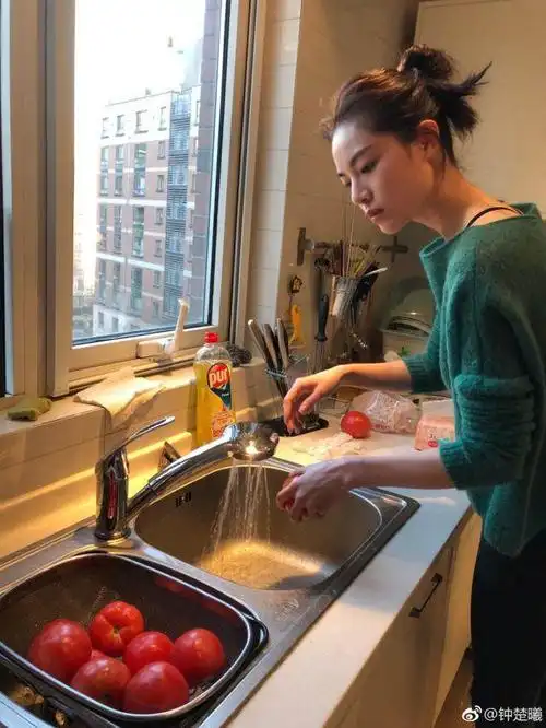 举报!《芳华》钟楚曦就是个网骗,这真人也太美了