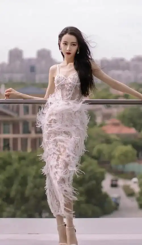 男人装迪丽热巴(明星写真:迪丽热巴羽毛蕾丝胸衣连衣裙,罕见透视装