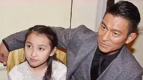 一家三口手牵手幸福值爆表.