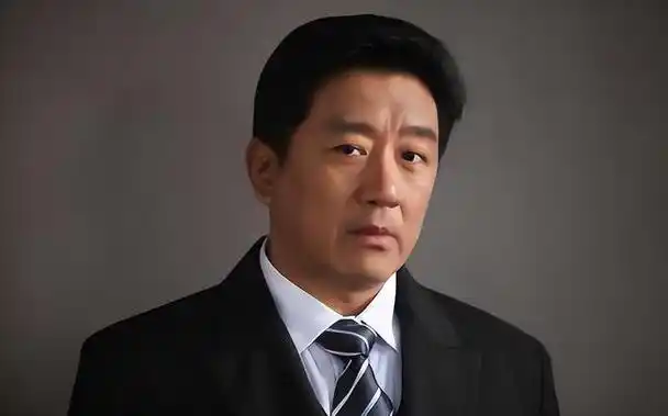 演周志刚的那个演员丁勇岱,也因为这部剧拿了那年的最佳男配角奖,真是