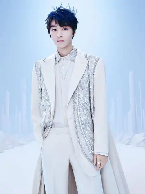 王俊凯斗篷造型##王俊凯白色斗篷大衣