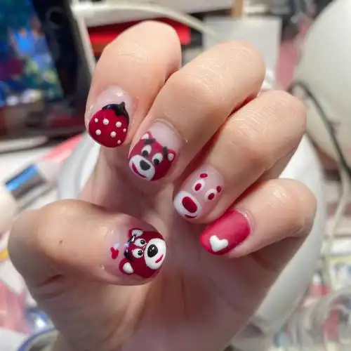 草莓熊美甲
