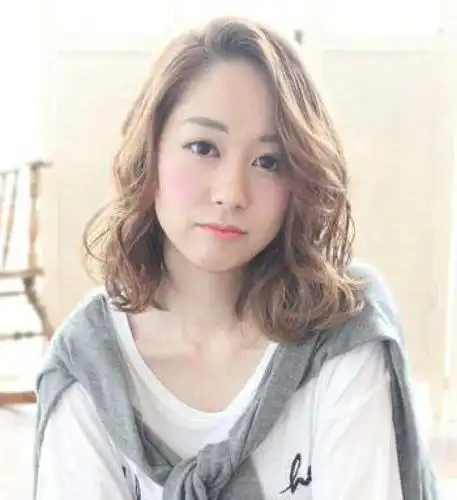 两边的卷发自然的将脸庞侧边遮掩了,大圆脸变成了甜美小圆脸,今年流行