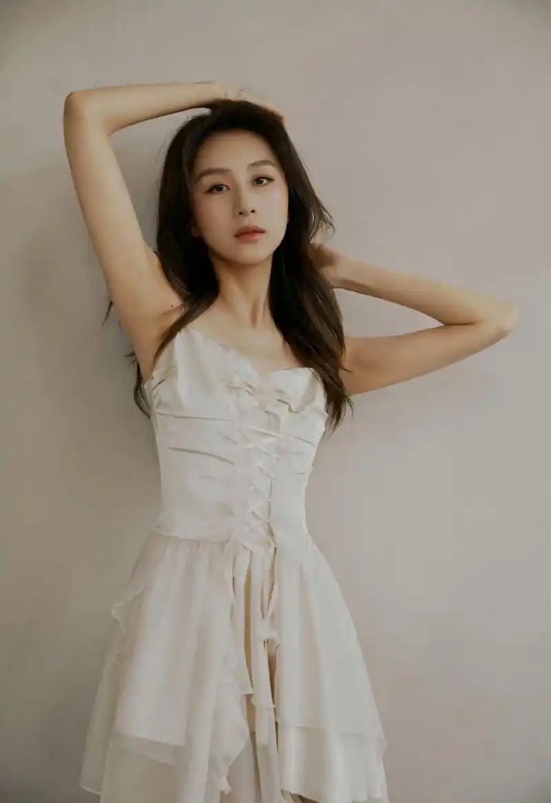 夏楠# 一袭白色吊带睡裙,肤白貌美的容颜,窈窕曼妙的身材,白皙细牡哪