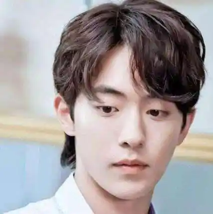 男生三七分偏分斜刘海发型图片 帅气又小鲜肉十足