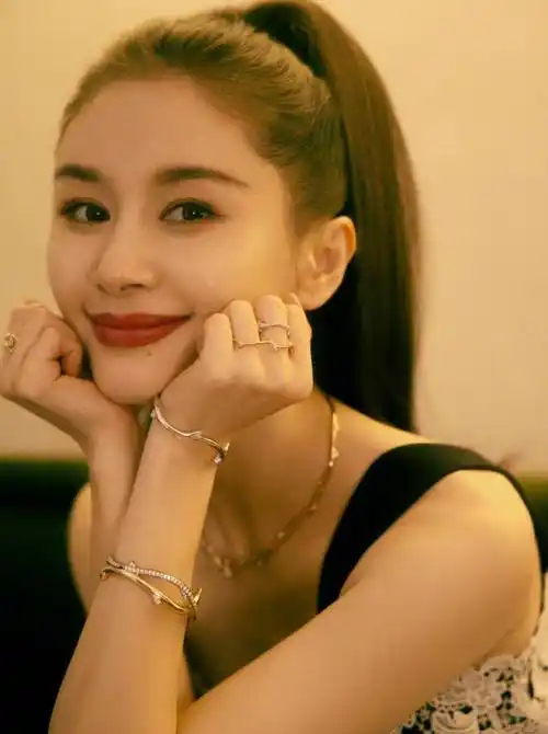 王子文出演蝉女穿露肩皮衣,身材婀娜香肩诱人,又辣又欲_造型_白色