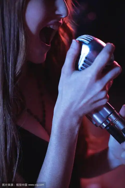 女歌手在演播室唱歌的特写