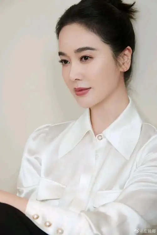 左小青担任湖南长沙文旅形象大使,白色衬衫搭配阔腿裤优雅端庄