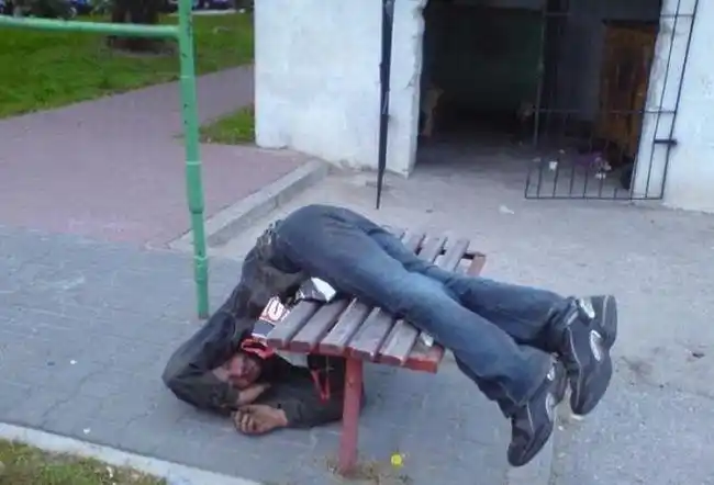 醉酒后的丑态奉劝朋友适量饮酒千万别酗酒