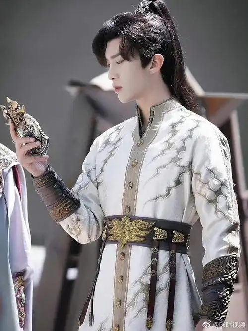 心目中的古装男神##范丞丞擦汗头发掉色