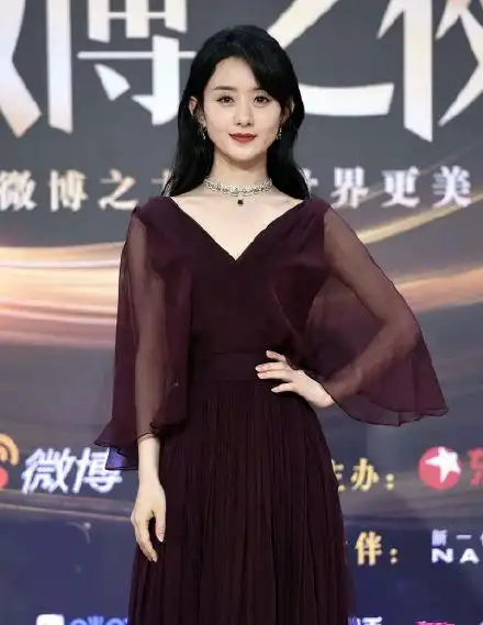 可能是男主持百克力前边见过太多年轻漂亮的女明星们,对比之下再看到