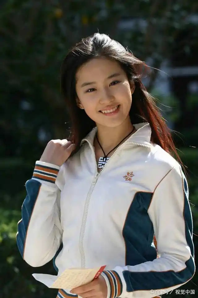 近期有人发出一组刘亦菲的旧图,很多网友表示没有见过这样的刘亦菲.