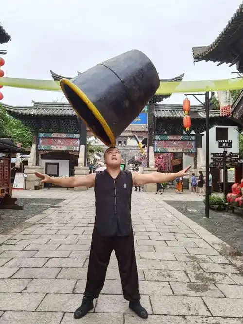 这位在象山影视城的民间杂技艺人正奋斗在与遗忘对抗的路上
