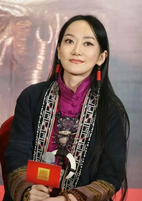 歌手萨顶顶近照惊悚,疑过度医美导致烂脸,面部僵硬不敢做大动作_金星