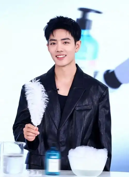 男星肖战活动写真