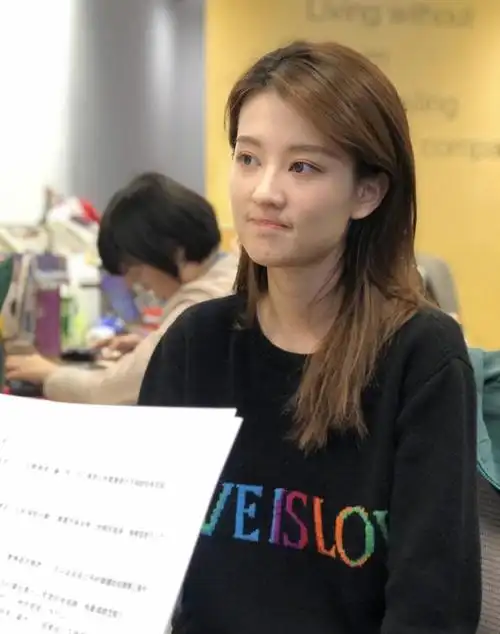 乔欣素颜太真实,晒小包防晒霜很可爱,工作一脸乖巧坐姿实力圈粉