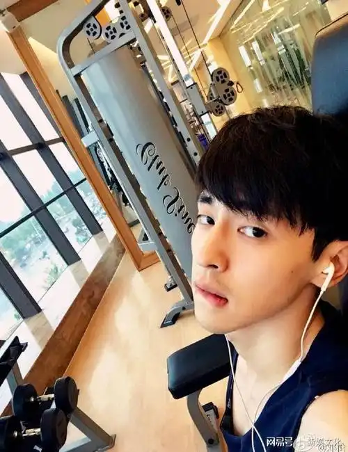 邓伦晒健身照腹肌胸肌十分迷人最后一张咬嘴唇照片实在太骚了