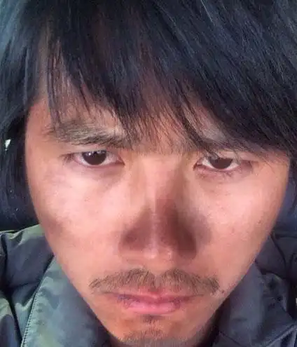 韩寒当导演被晒皮肤黝黑网友工头喊你搬砖啦