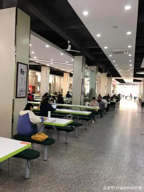 青岛大学里有许多个食堂,西院有食堂,非常有特色,一楼有个图书馆,可以