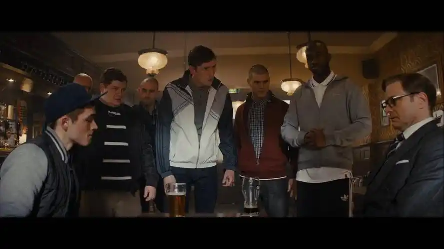 角色上是《两杆大烟枪》中的小混混角色遇见了自己的伯乐——007的