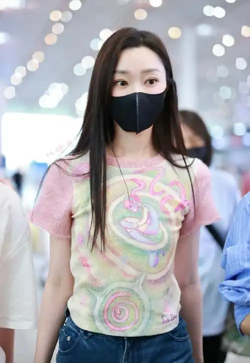 宋轶的私服穿搭#宋轶机场造型分享,糖果色系短袖搭配修身牛仔裤,甜美