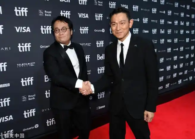 《红毯先生》在#多伦多电影节#全球首映,导演宁浩,主演刘德华亮相红毯