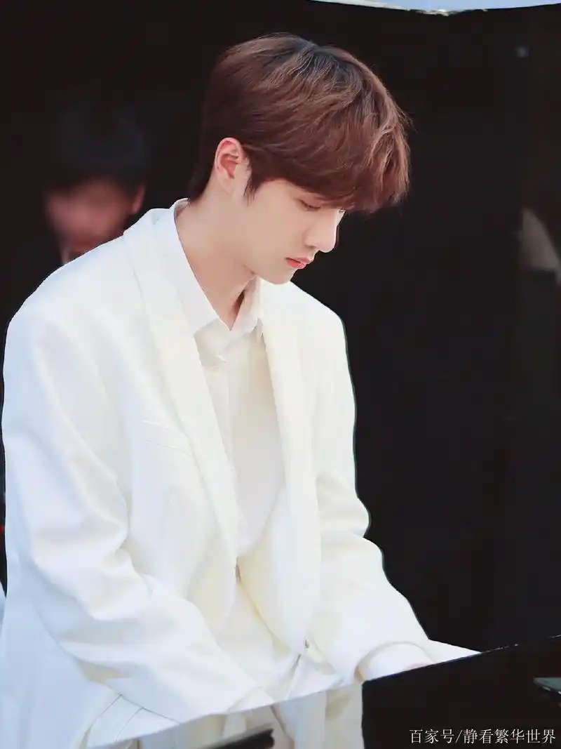 白色西装王一博,可帅可酷,来看看宝藏男孩的成长之路吧