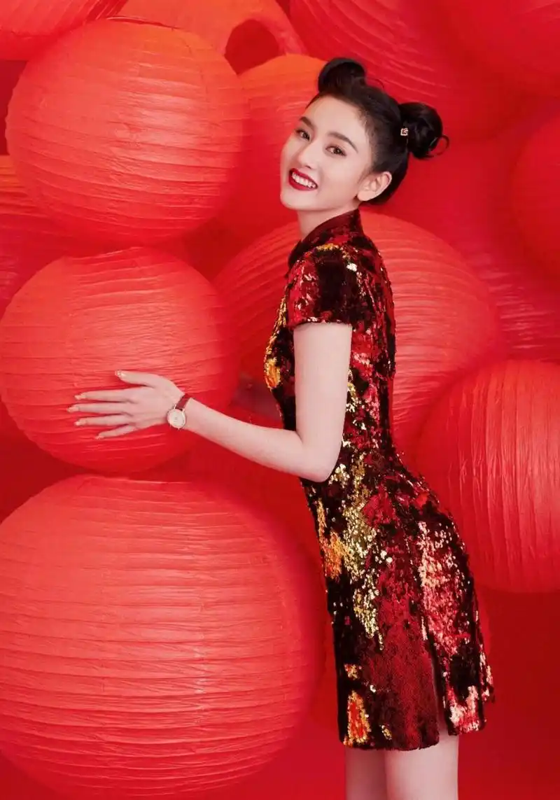 宋祖儿春晚中国娃娃造型,身穿亮片旗袍,搭配双丸子头,像极了中国娃娃