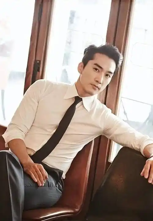 目前刘亦菲是未婚单身,公开过的圈内男友只有一个,就是国外演员宋承宪