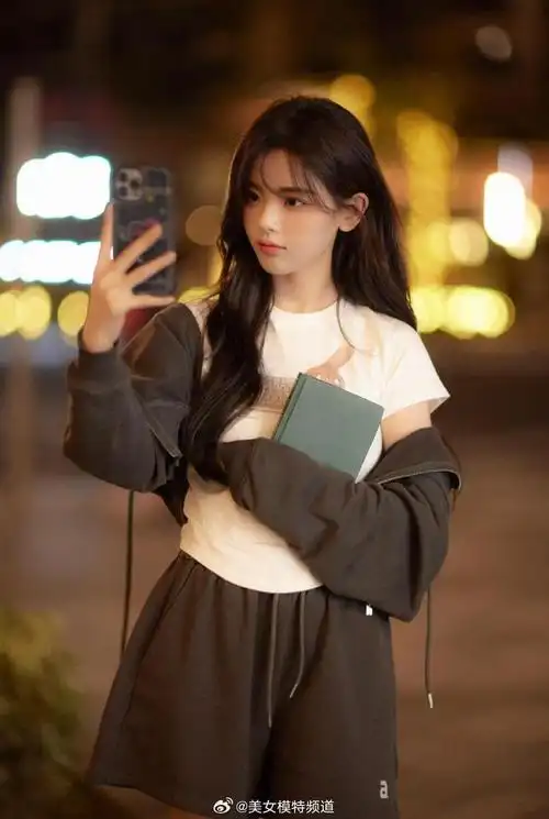 杨超越街头校园风写真温柔灵动