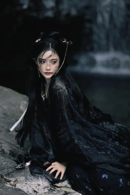 许佳琪黑衣古风写真