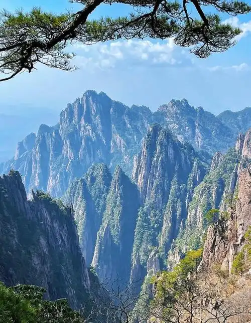 作为国家级重点风景名胜区和世界公认的地藏菩萨道场,这里是一处将