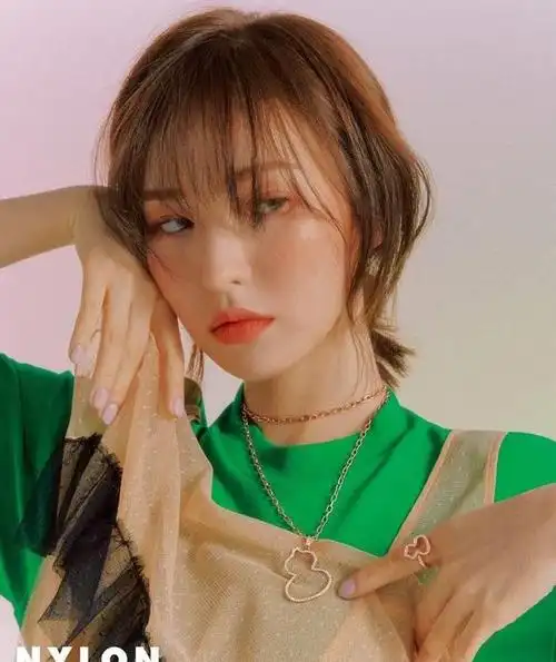 水灵的美貌redvelvetwendy出道后首次单独画报拍摄