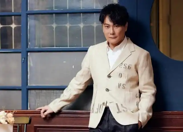 不婚不娶的张信哲,一心铺在歌唱事业和收藏事业上,54岁的他为何这样做