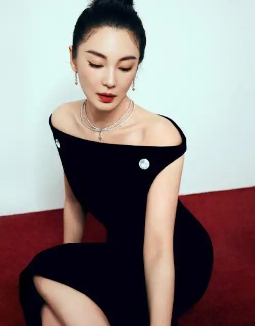 年刊封面##张雨绮腰背线条#镜头里的@张雨绮坐于椅上,光影倒映着侧脸