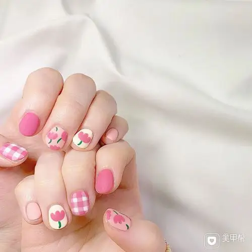 格纹花朵美甲图片
