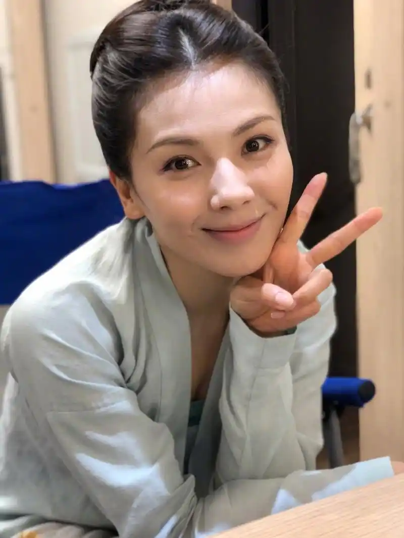 刘涛45岁白婚纱照:青春笑容惊艳粉丝,网友直呼太美啦!