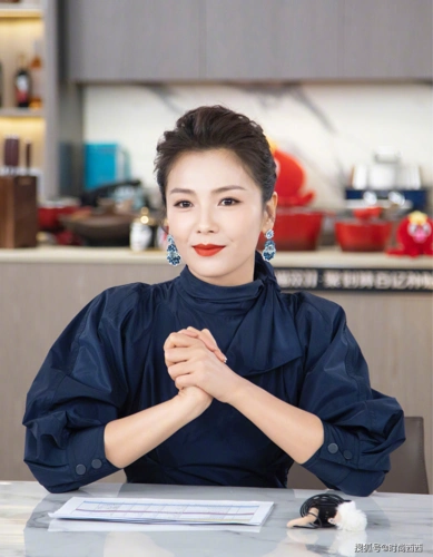 42岁刘涛竟扮女学生,白衬衣配短裙嫩出初恋感,双马尾也太清纯