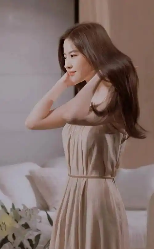 刘亦菲夏季穿搭来袭,背带短裤简单清爽,吊带裙优雅,抹胸裙好看