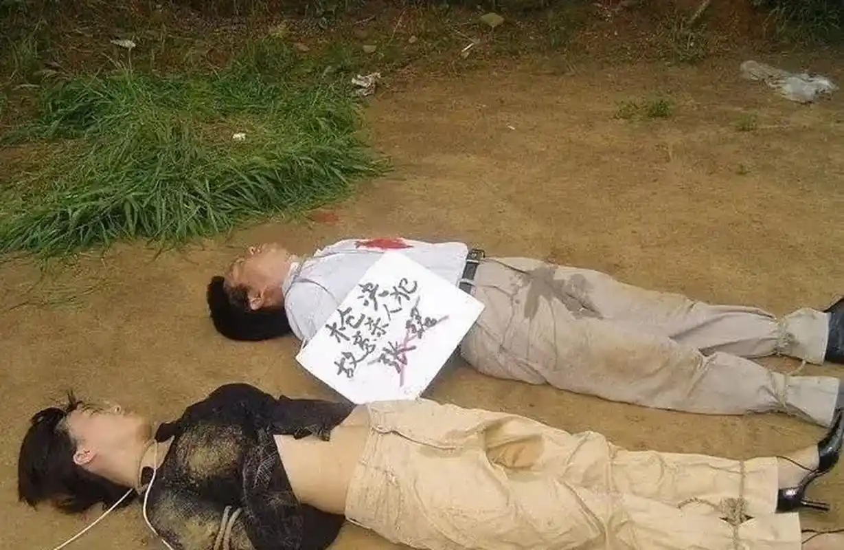 当被押赴刑场时,邓云双膝软弱,惊恐不已,甚至失禁.