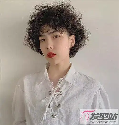 2020流行的羊毛卷短发 花式减龄甜美一整年_发型站_最新流行发型设计