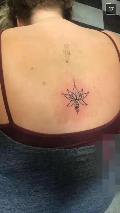 女生后背上黑色简约线条莲花纹身图案