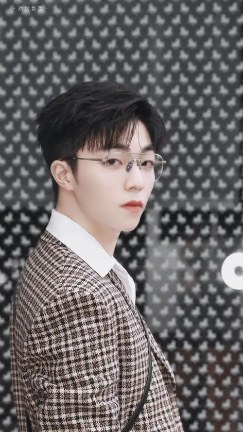 陈立农格纹西装#没有人比你戴眼镜更好看~@陈立农