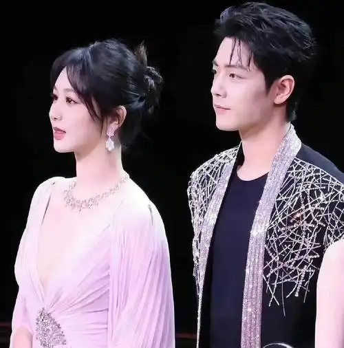 肖战和杨紫有情况?用同一辆车,微博之夜已现端倪_腾讯新闻