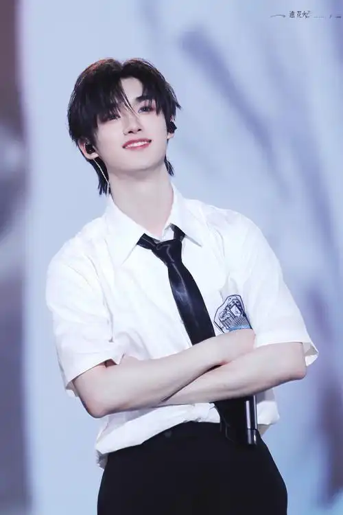 我们是彼此的星星和月亮#    抱抱我的小朋友    @时代少年团-丁程鑫